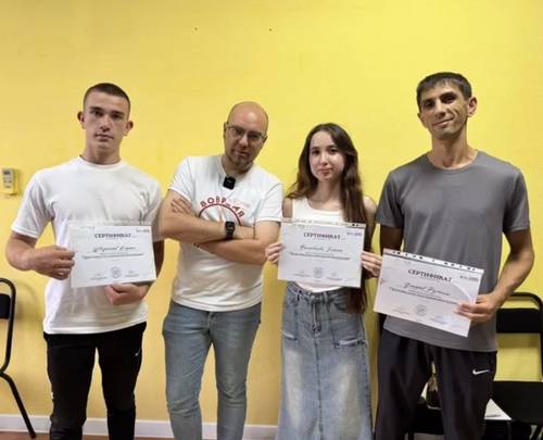 Специалисты центра «Ньютон» с сертификатами после практикума